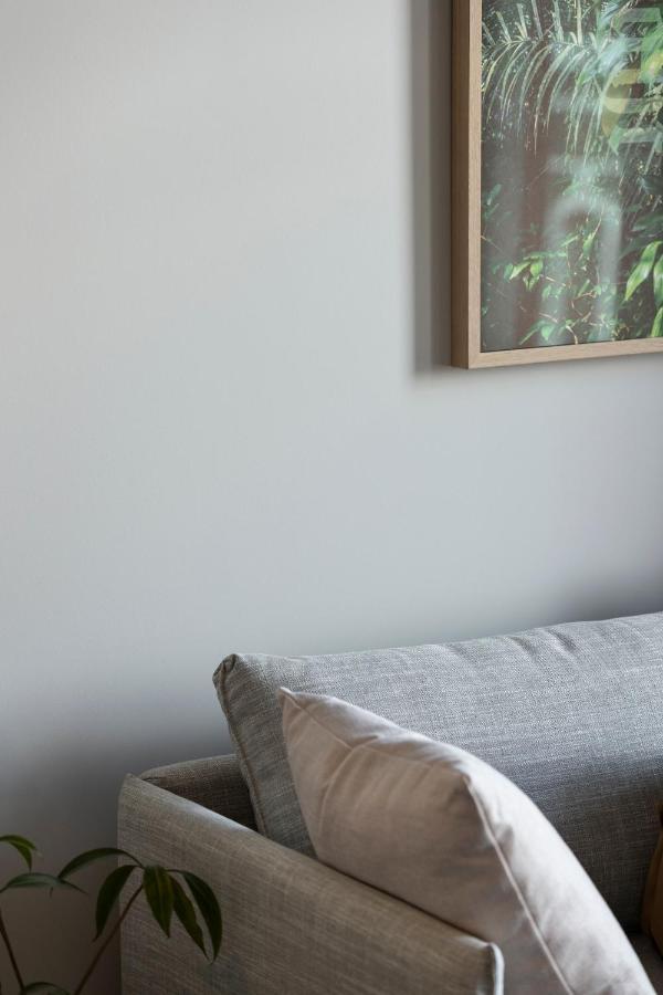 מלון דנידין The Chamberson מראה חיצוני תמונה A wall painted with a light shade of grey