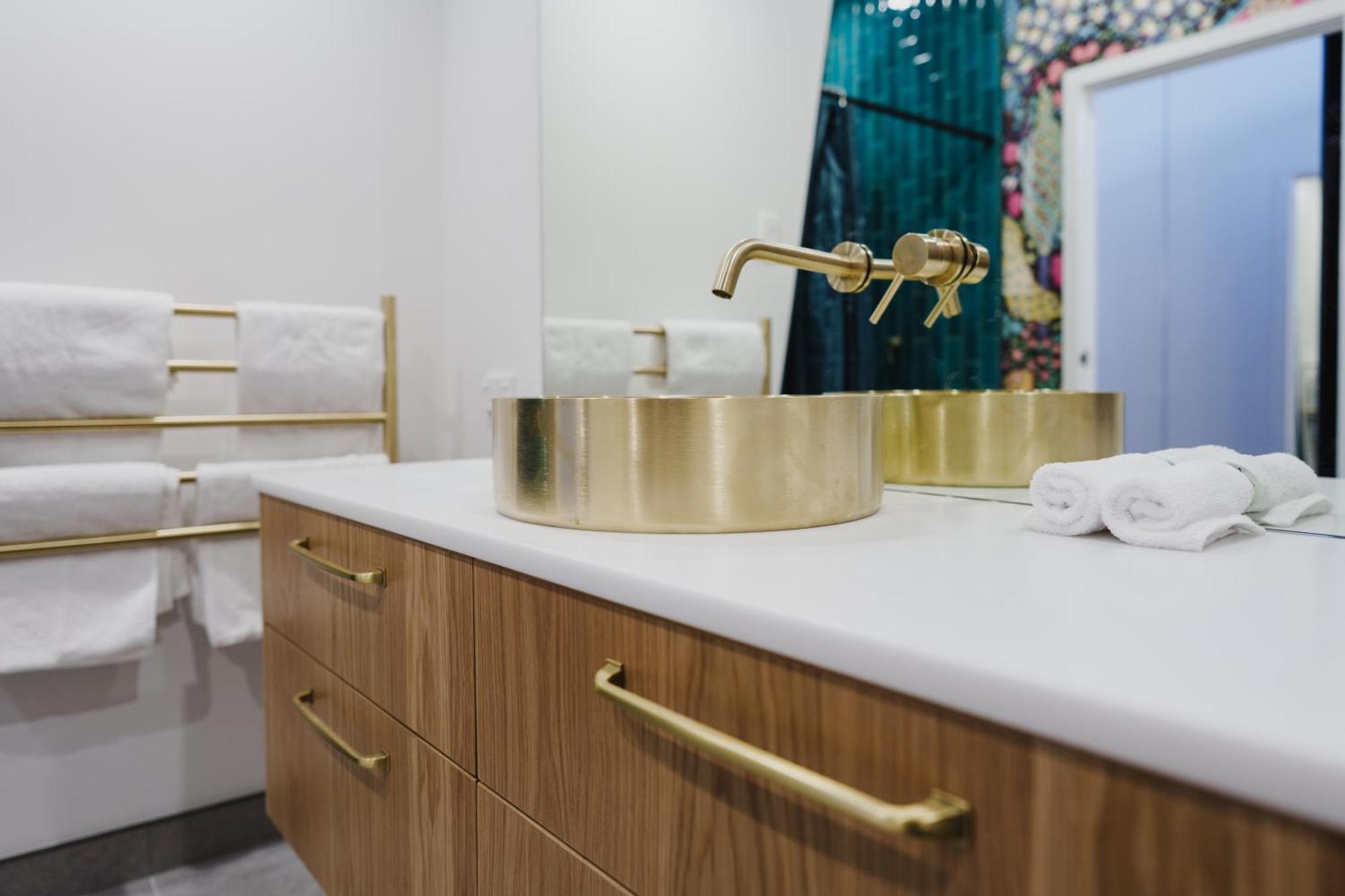 מלון דנידין The Chamberson מראה חיצוני תמונה Bathroom fixtures